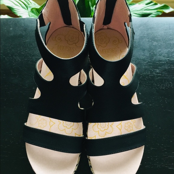 SOLD!! 8.5 New Mooties Tooties gladiator sandals - Picture 3 of 4